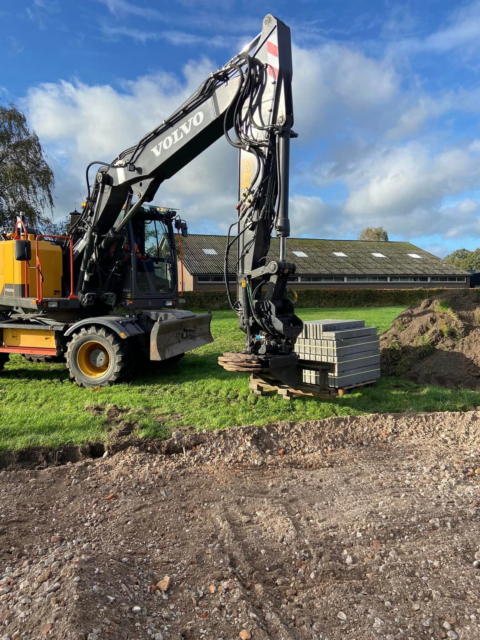 Volvo mobiele kraan met een pallet bestrating op de bouwplaats